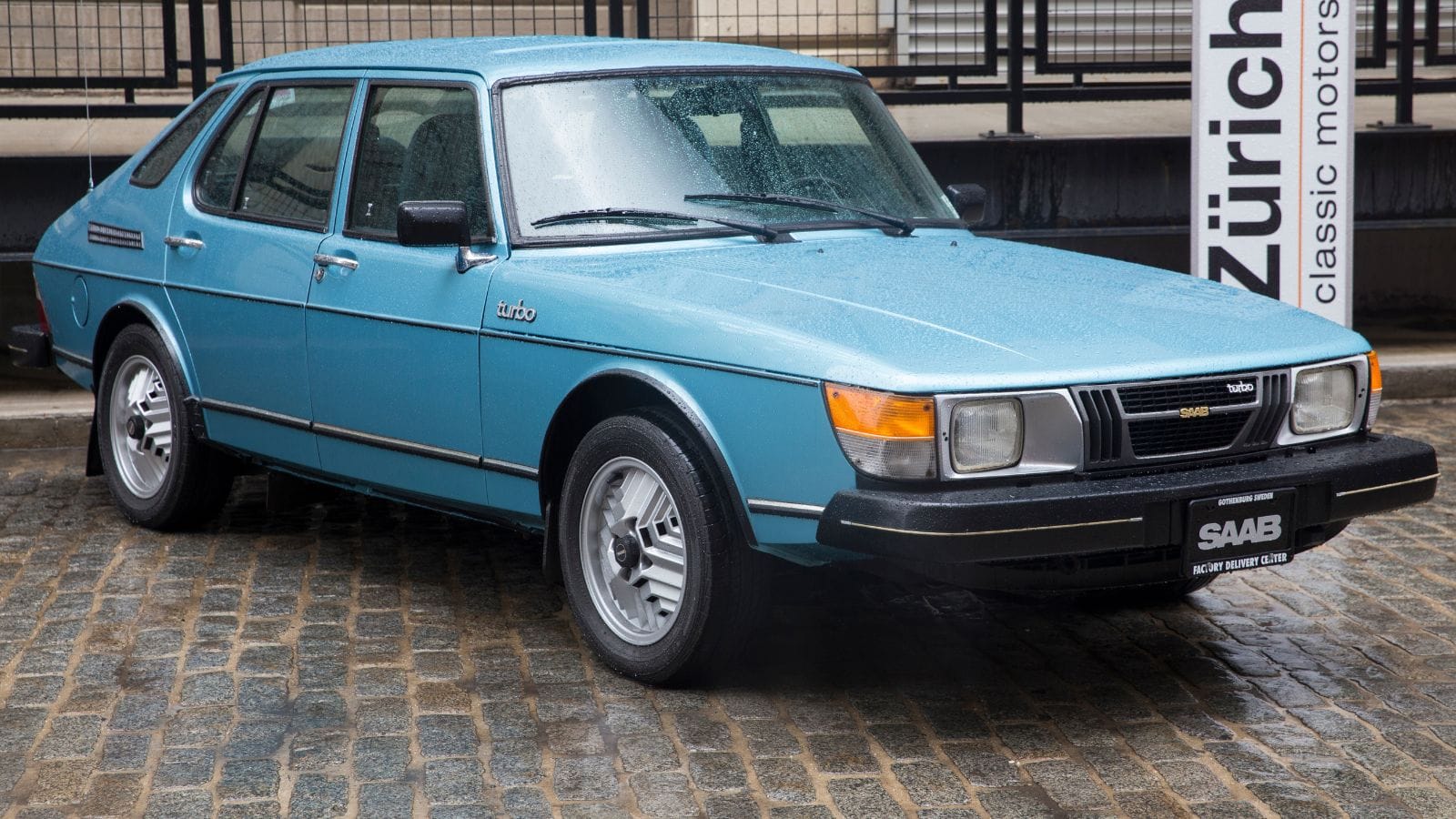 A 1979 Saab 900 Turbo five-door.