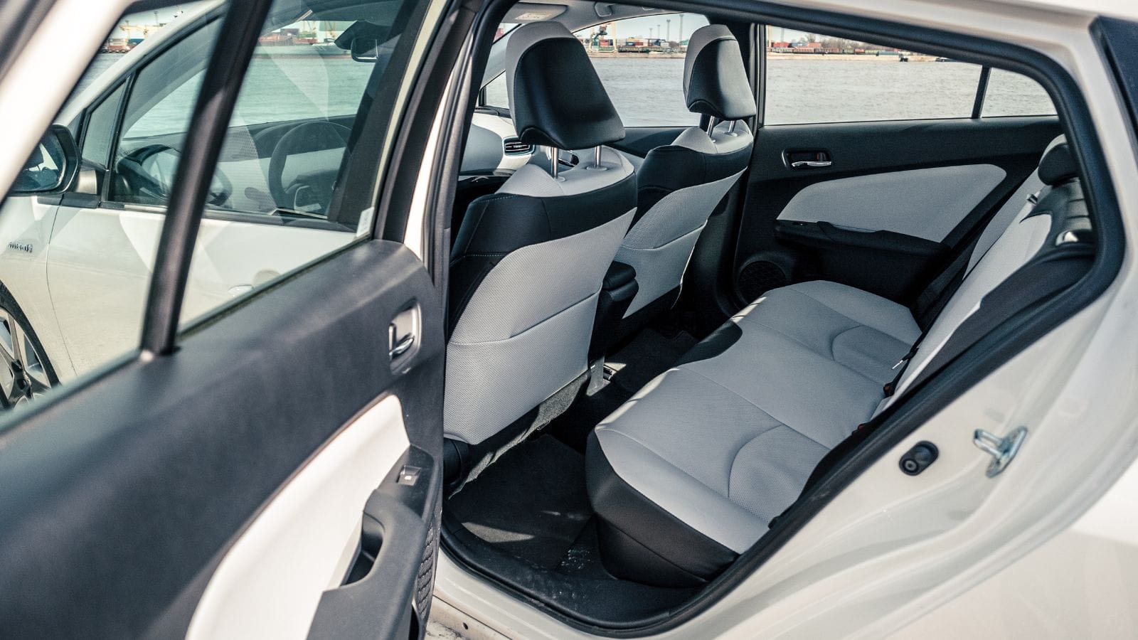 Toyota Prius 2016 interior (2)