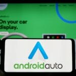 Android Auto (Google) on screen in front of website