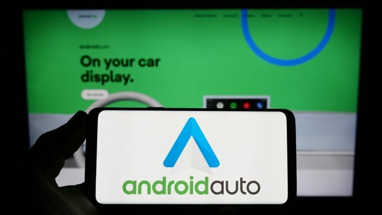 Android Auto (Google) on screen in front of website