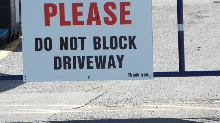 PLEASE DO NOT BLOCK DRIVEWAY