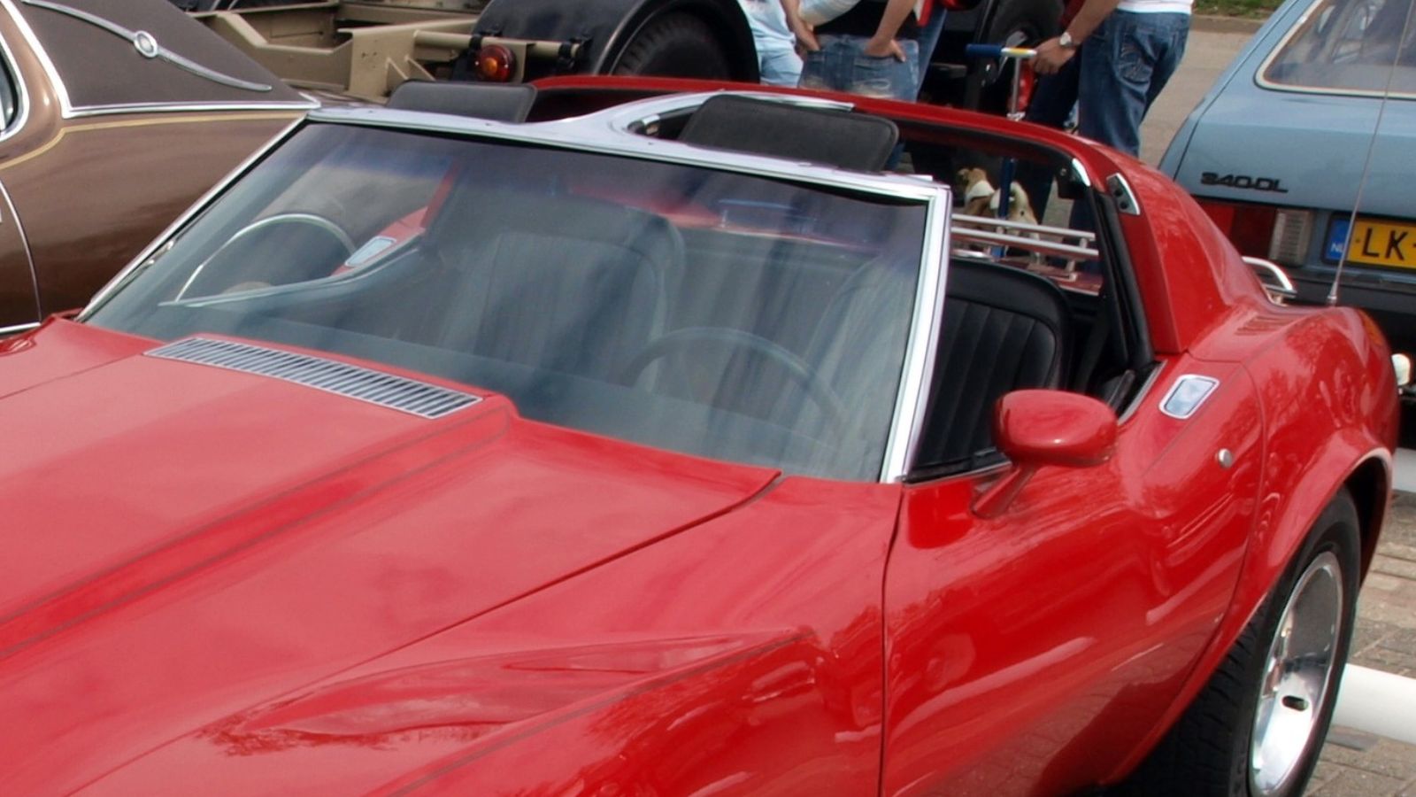 Red Corvette Stingray, T-Tops