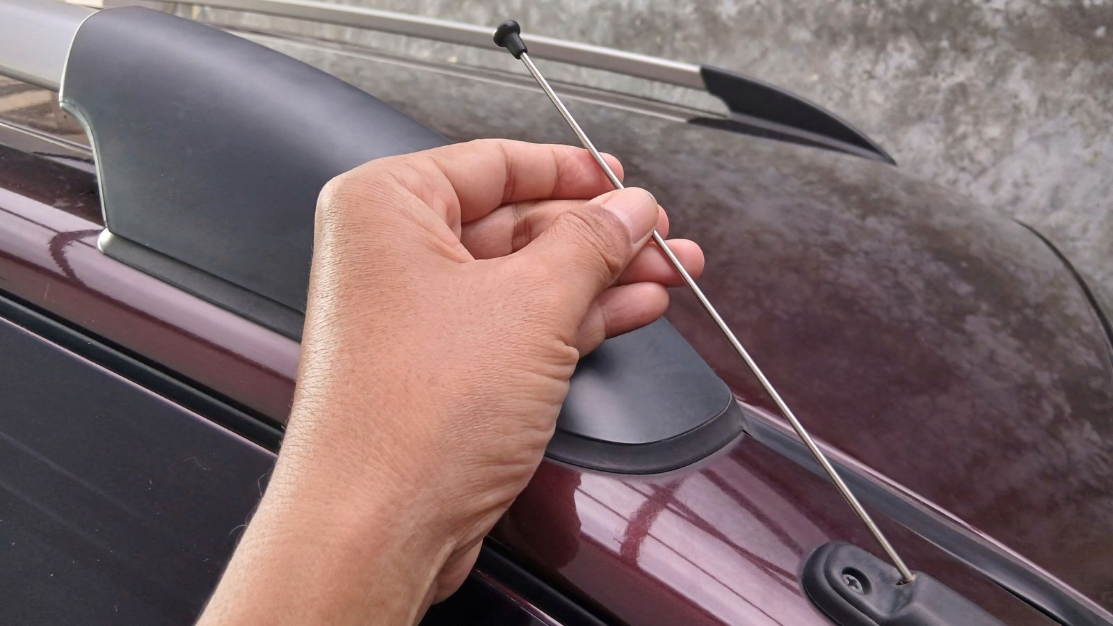 Retracable radio antenna on old car