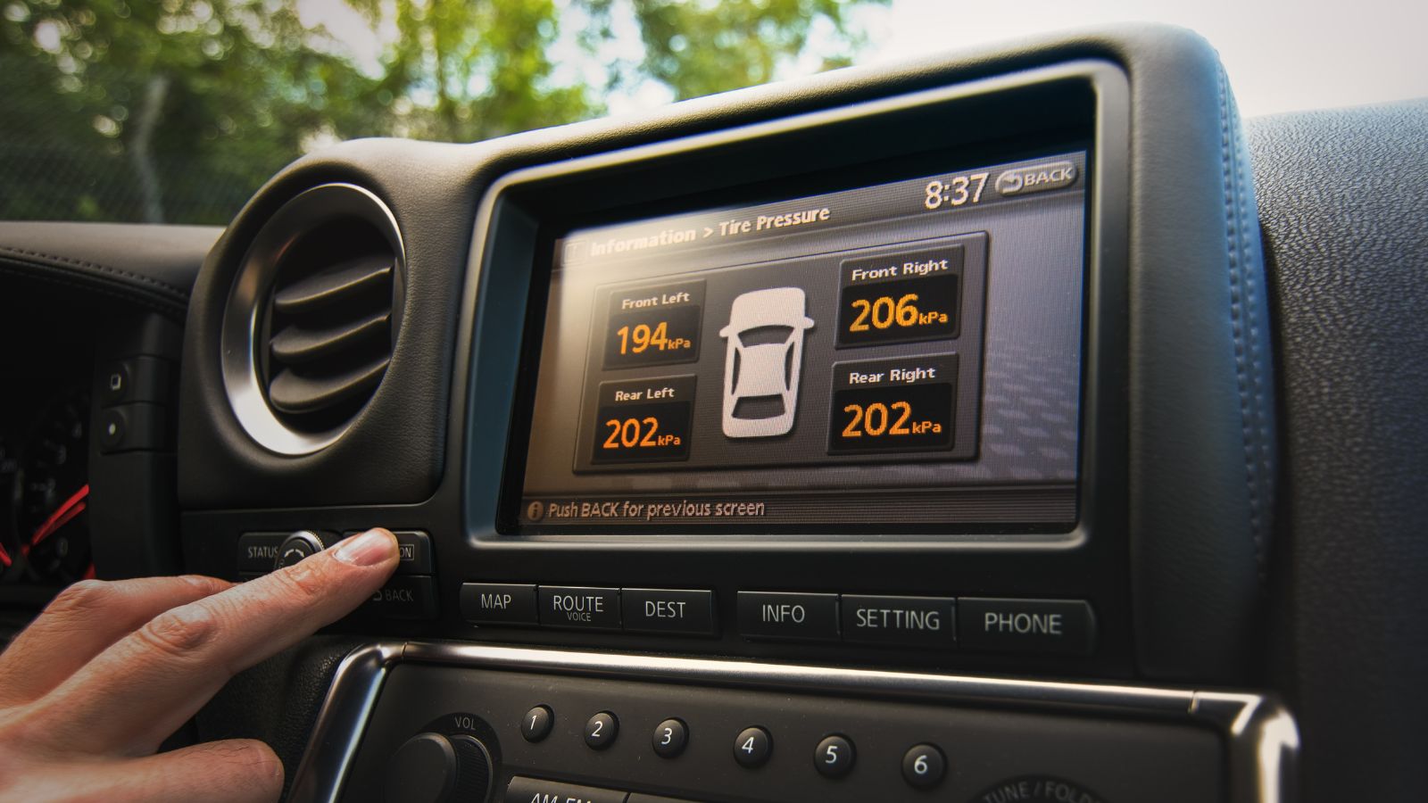 Status display on the car's dashboard, which shows the current tire pressure