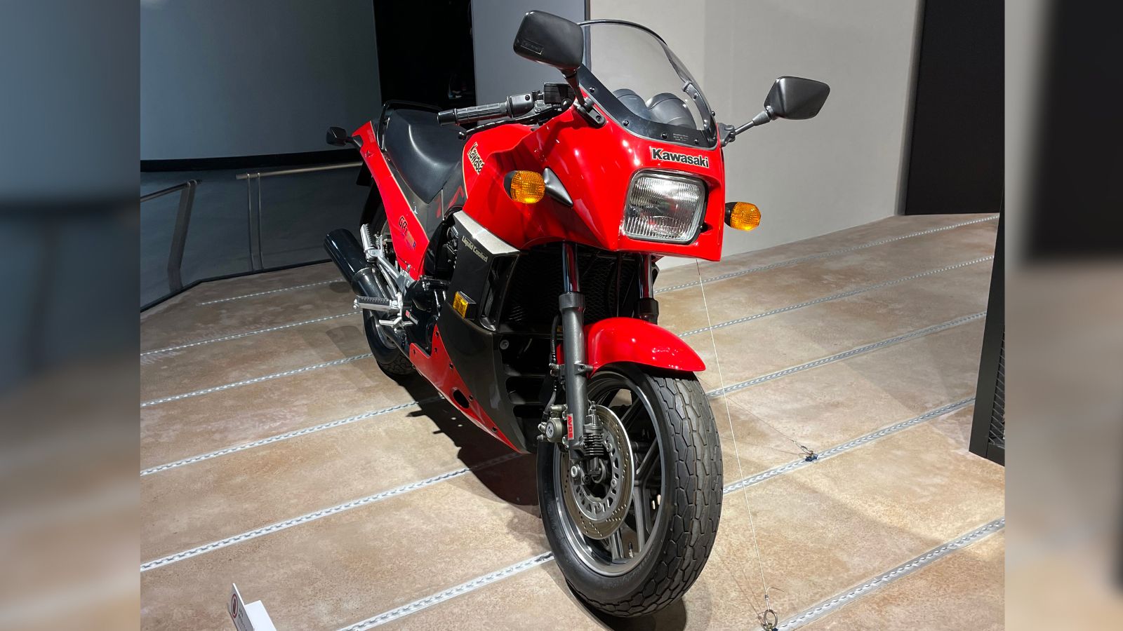 The frontview of Kawasaki GPz900R Ninja mid-year 1984