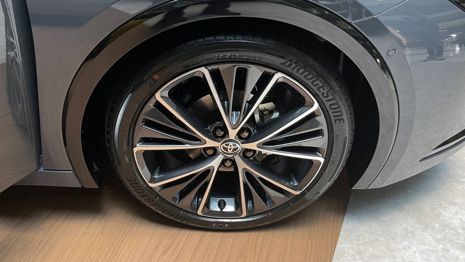 The tire wheel of Toyota PRIUS Z 2WD
