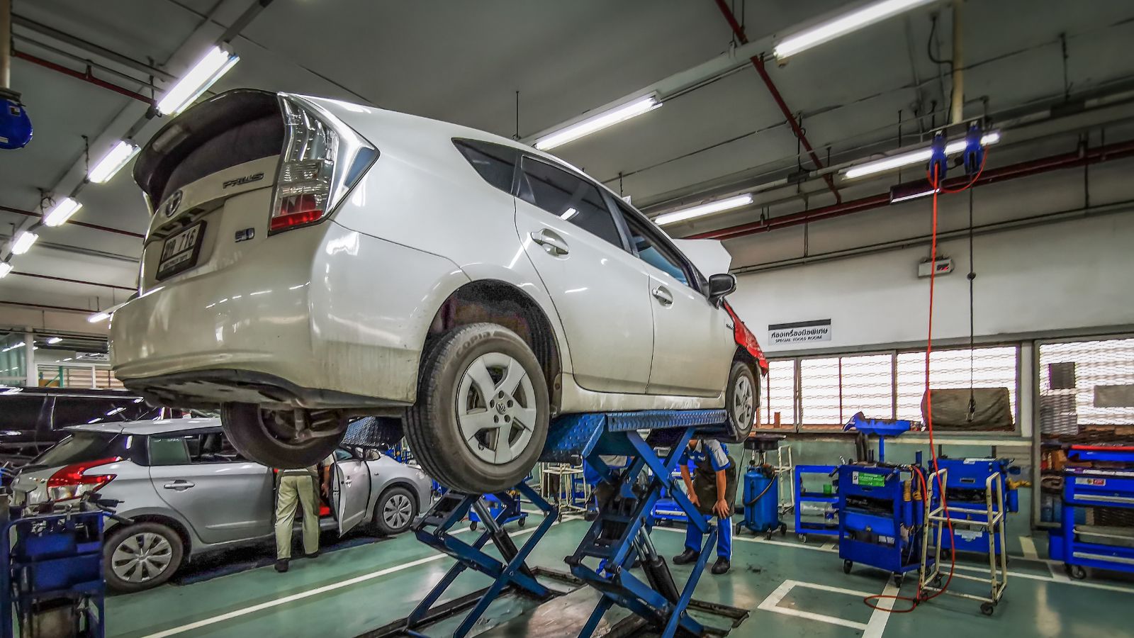 Toyota service center, white cars Prius
