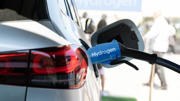 car with connected hydrogen fueling nozzle