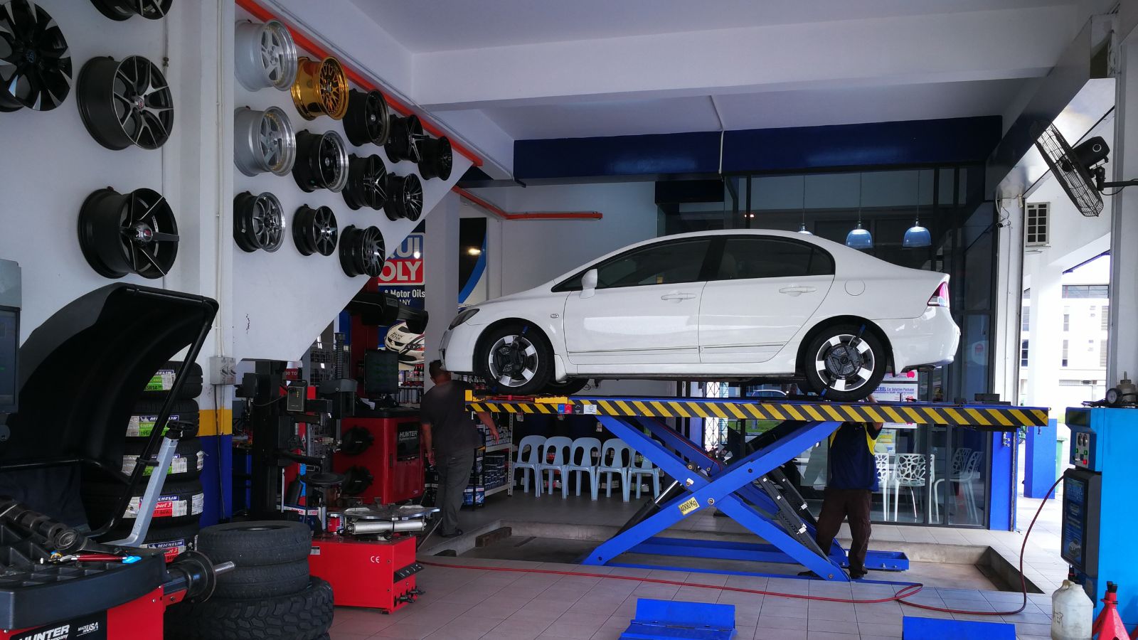 honda civic cars in car workshops