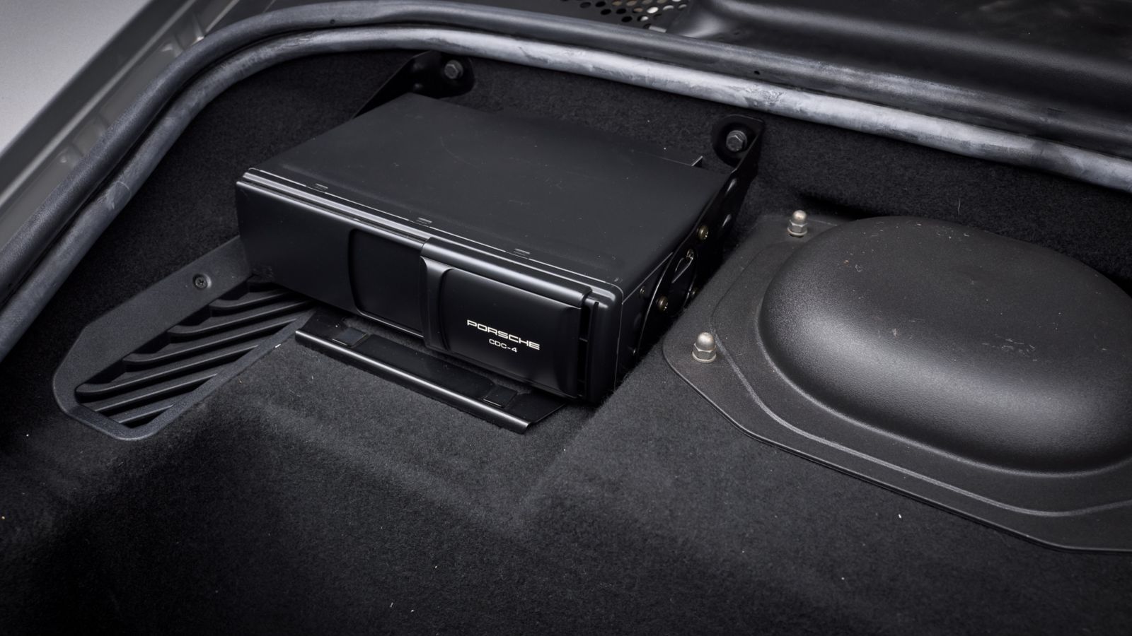 sche 911 Turbo Coupe X50 2003 parked showing the cd disc changer