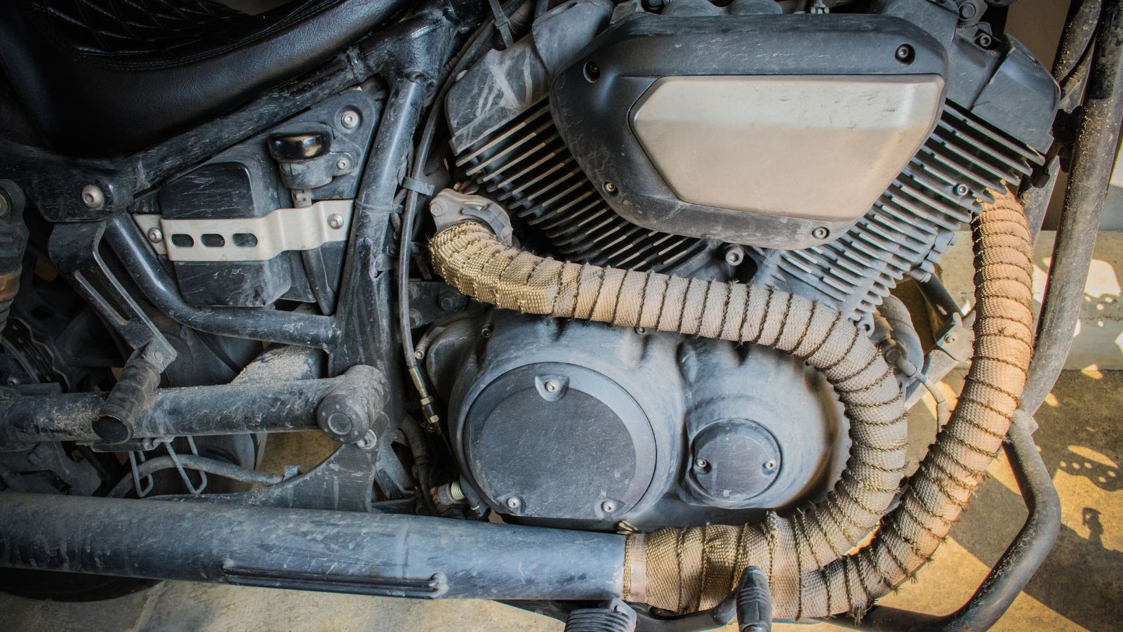 structure of the engine and piston and the intake of the old motorcycle