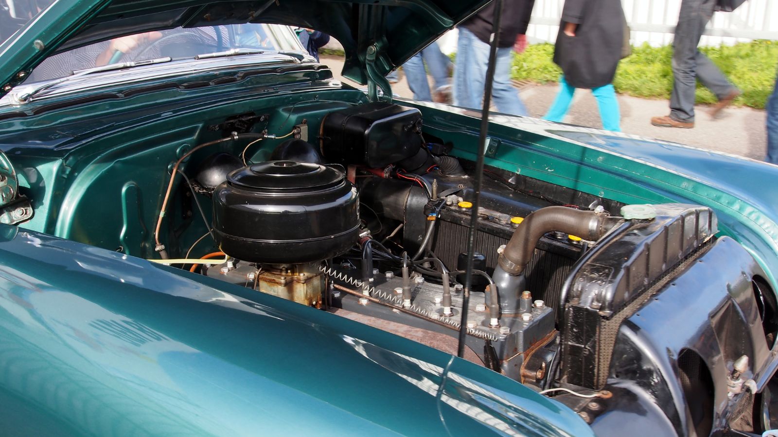 1954 Pontiac Chieftain straight-eight engine