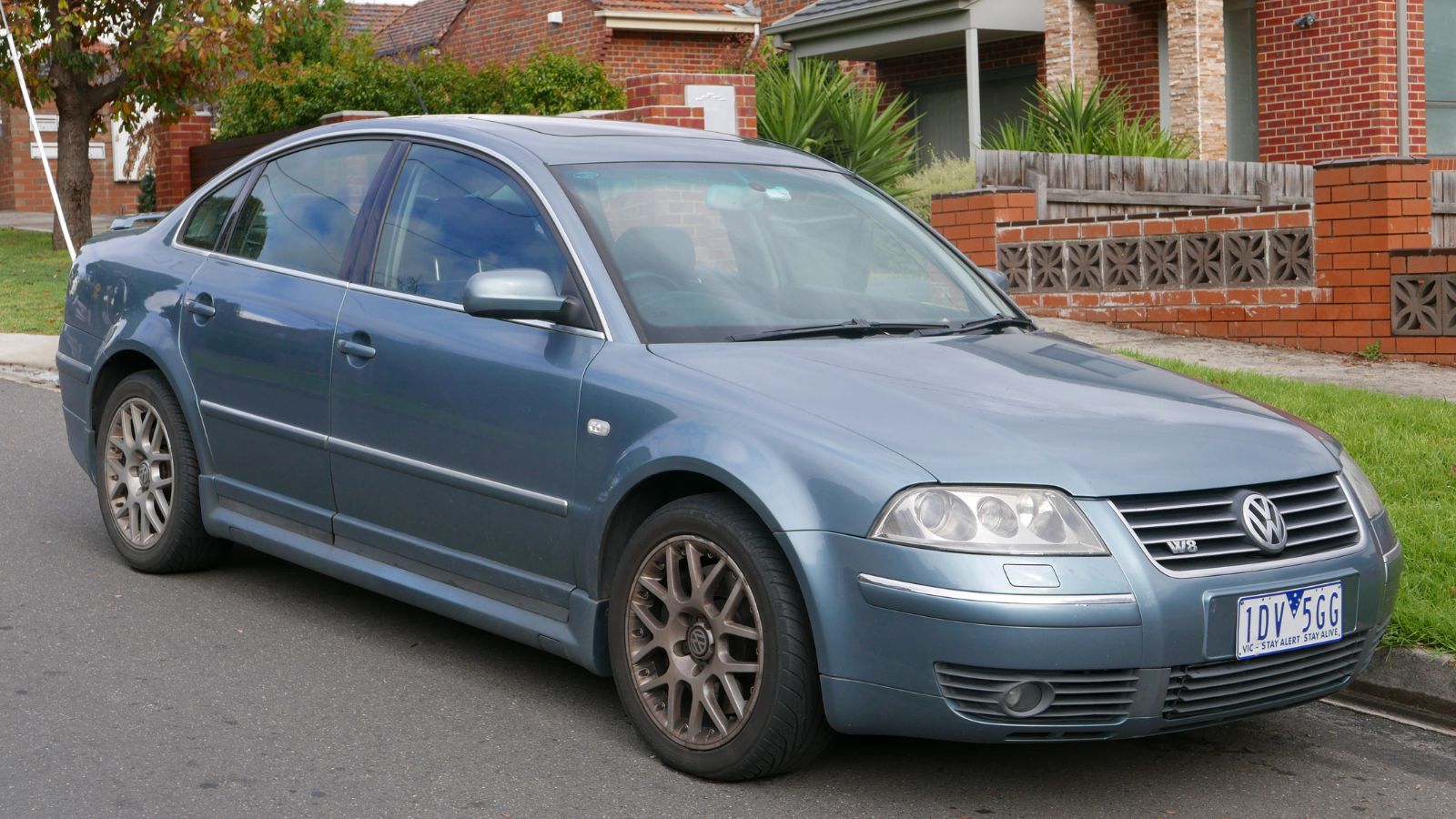 2003 Volkswagen Passat (3BG MY03) W8 4MOTION sedan (2015-07-15) 01