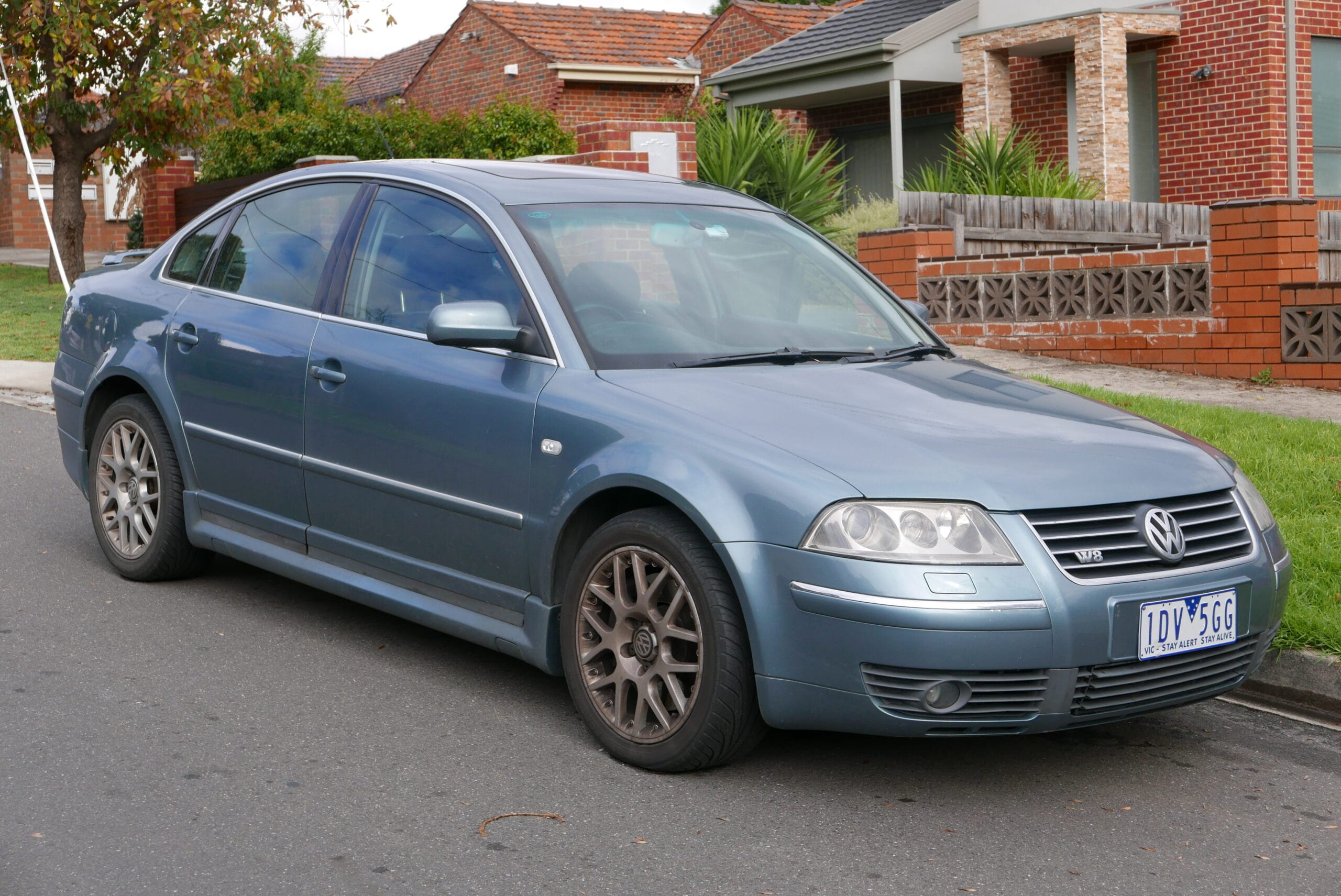 2003 Volkswagen Passat (3BG MY03) W8 4MOTION sedan (2015-07-15) 01