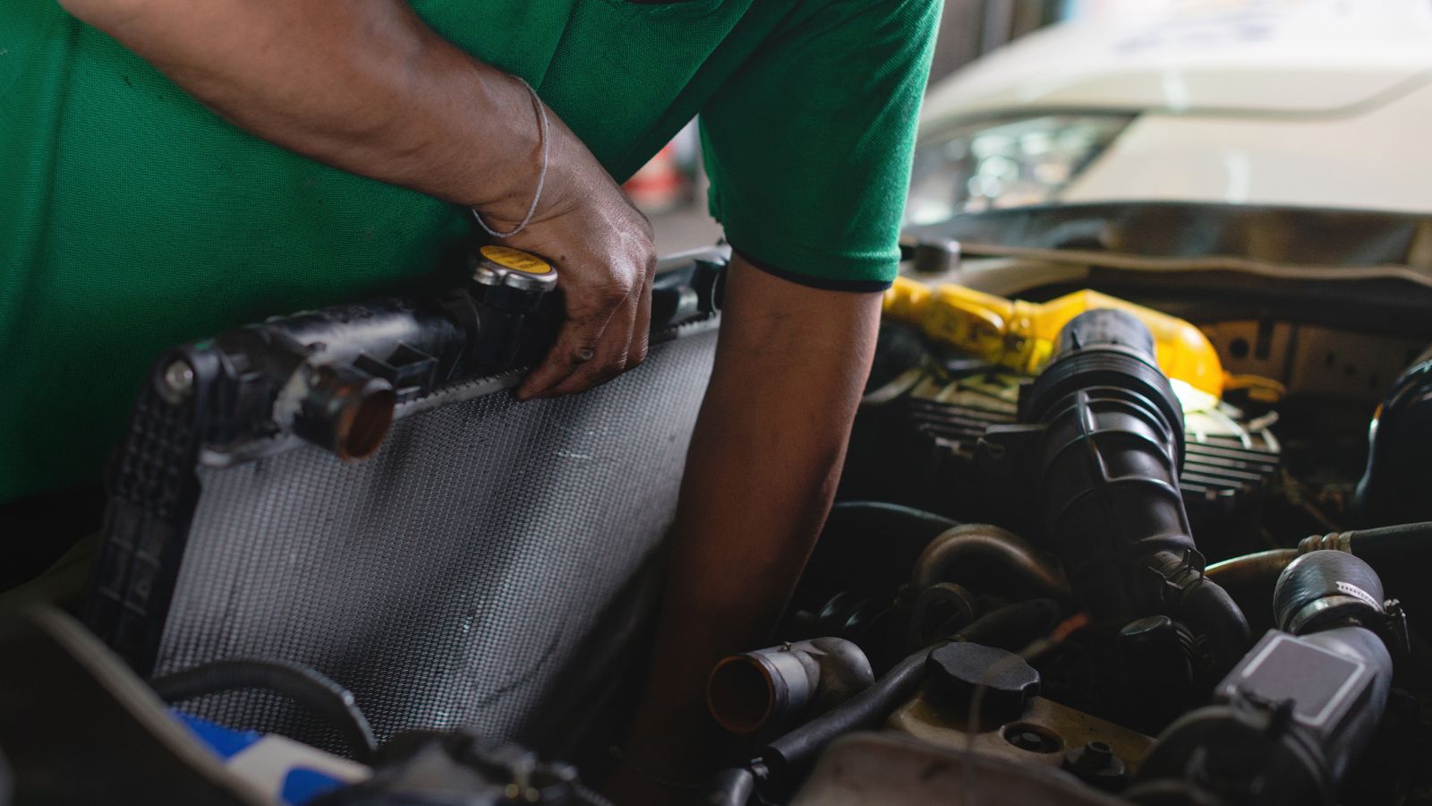 Car technicians is changing the new radiator