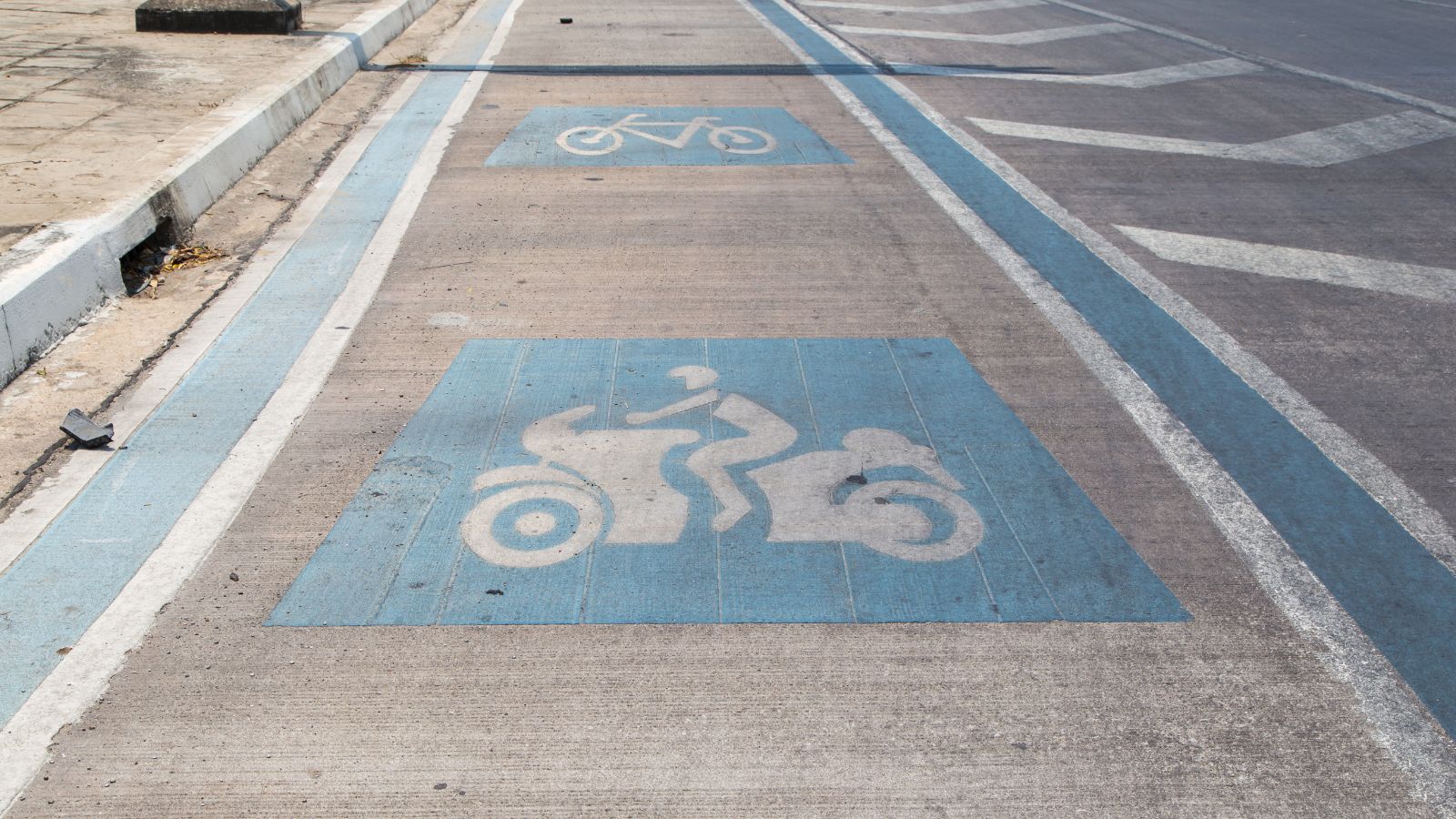 Motorcycle lane sign