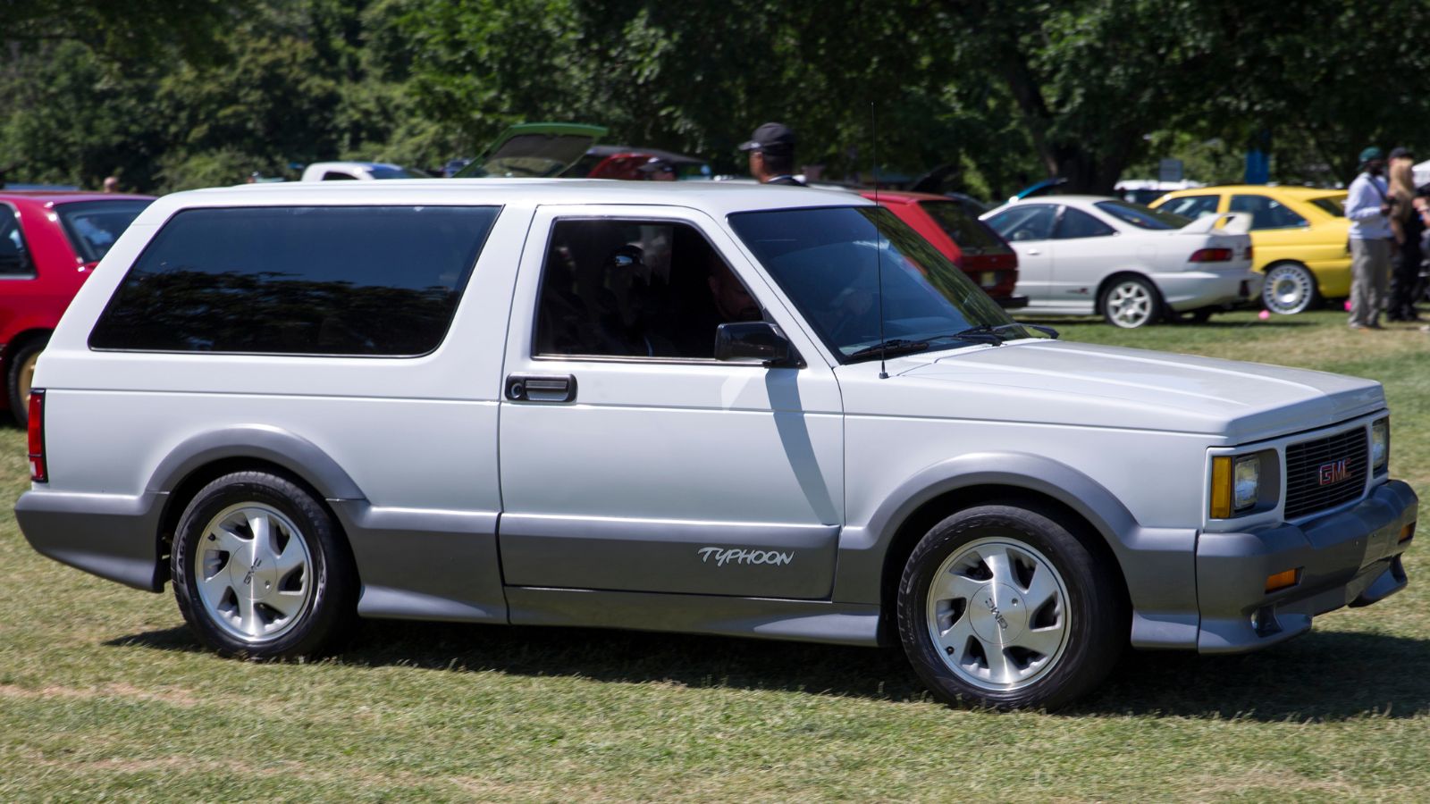 1992 GMC Typhoon in Frost White, front right side
