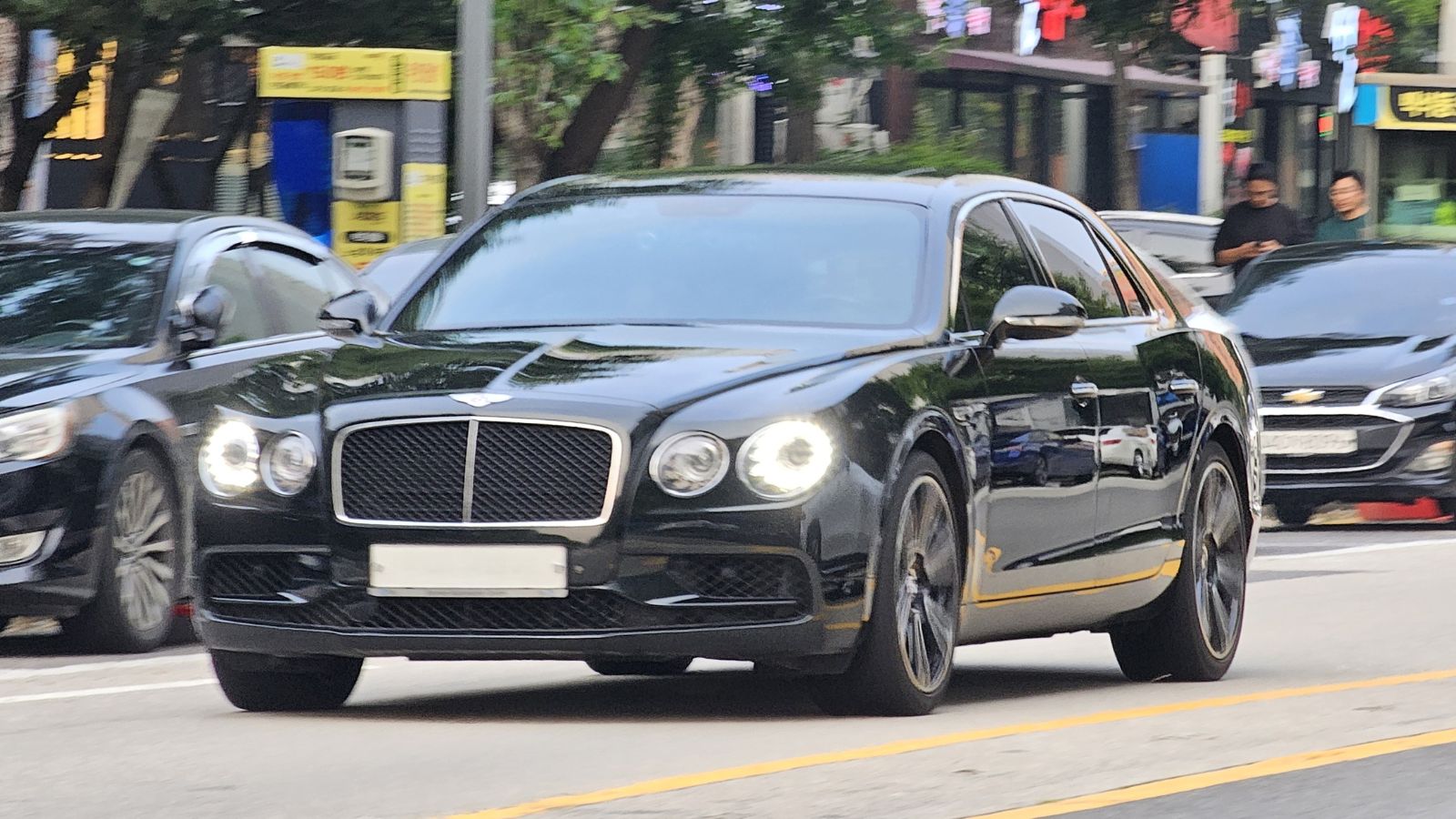 Beluga Bentley Flying Spur V8 Speed II sedan