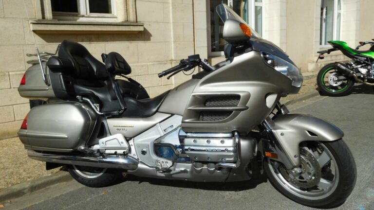 Honda Gold Wing 1800, right view.