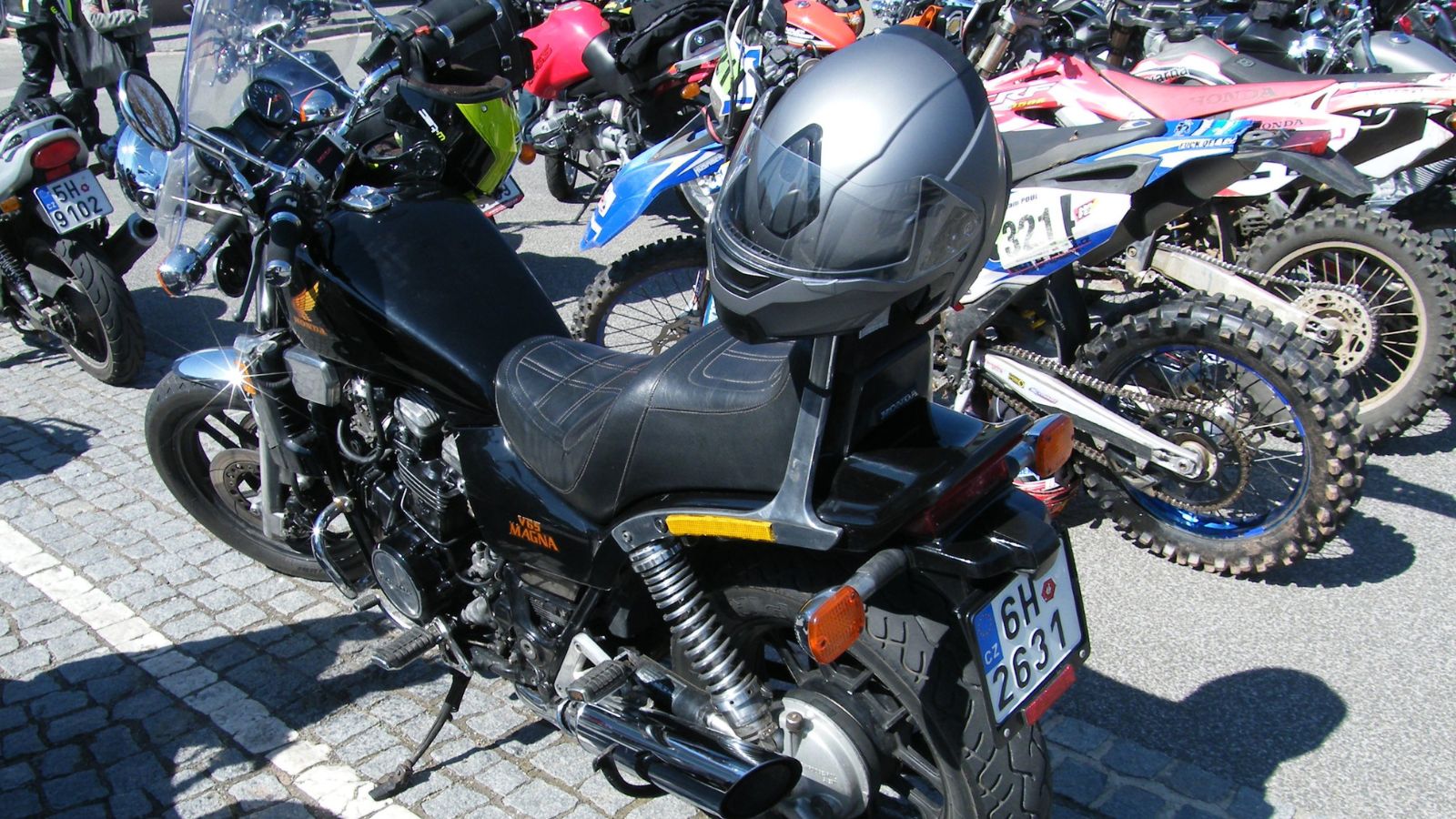 Honda Magna V65