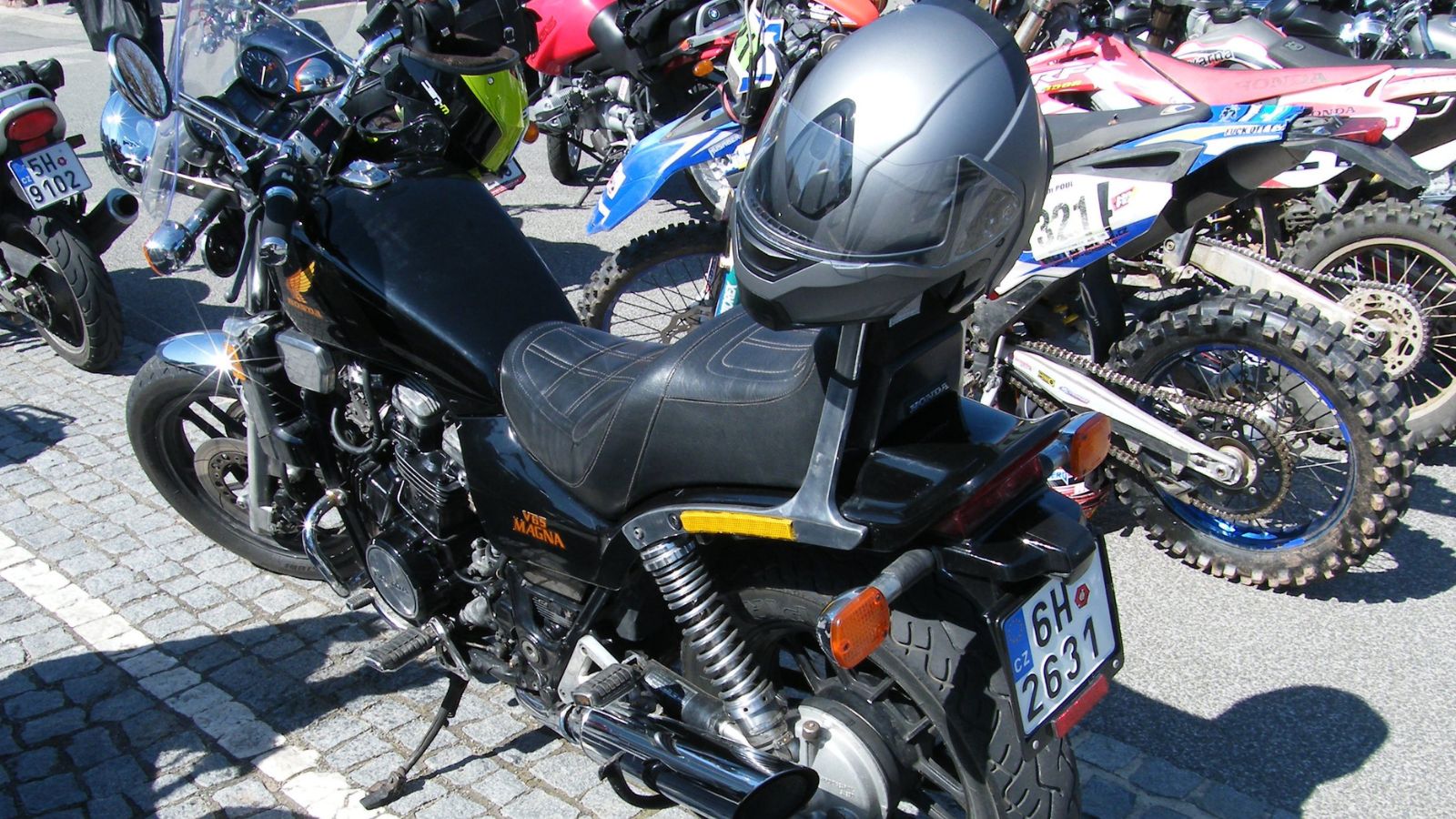 Honda Magna V65