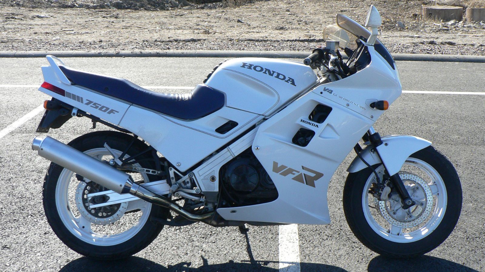 Honda VFR750F RC24