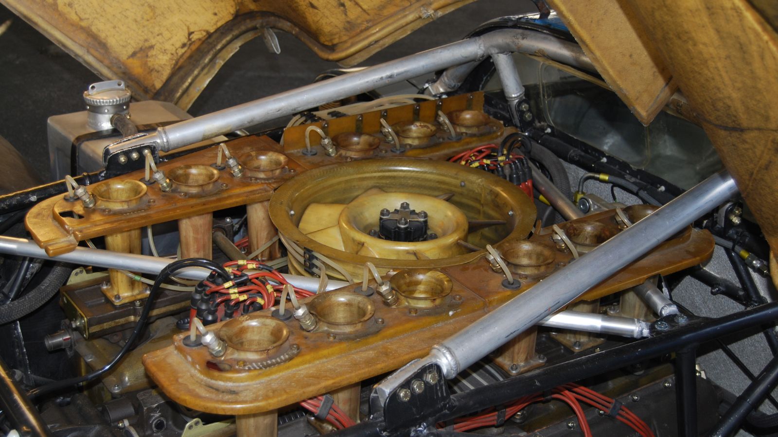Porsche flat-12 engine