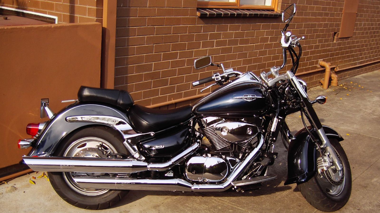 Suzuki Boulevard C90 side