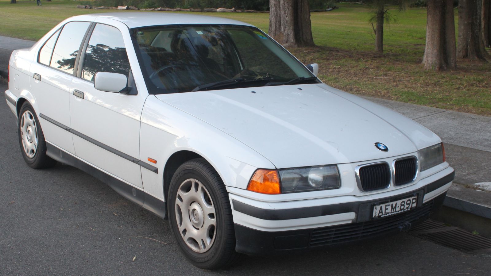 1997 BMW 318i (E36) sedan